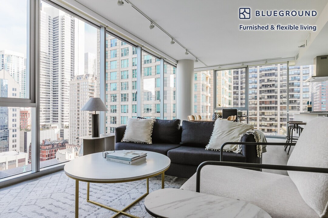 8 E Huron St in Chicago, IL - Building Photo