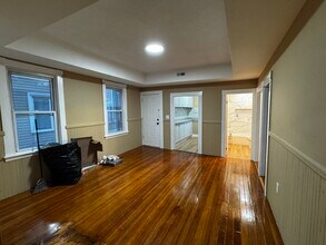 136 Nye St, Unit 1 in New Bedford, MA - Foto de edificio - Building Photo