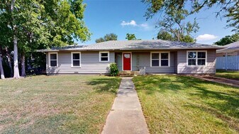 911 E North Ave in Bryan, TX - Building Photo