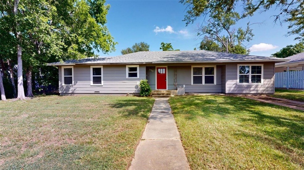 911 E North Ave in Bryan, TX - Building Photo
