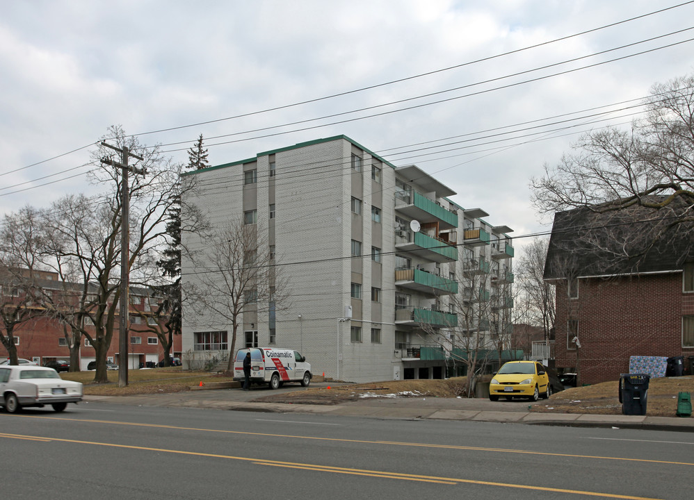 807 Kennedy Rd in Toronto, ON - Building Photo