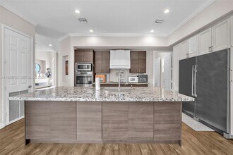 545 Forest View Cir in Dania Beach, FL - Building Photo - Building Photo