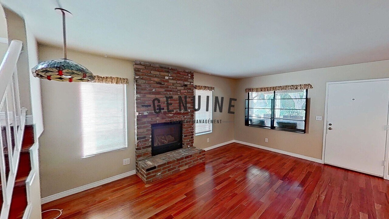 1058 Townhouse Dr in Costa Mesa, CA - Building Photo