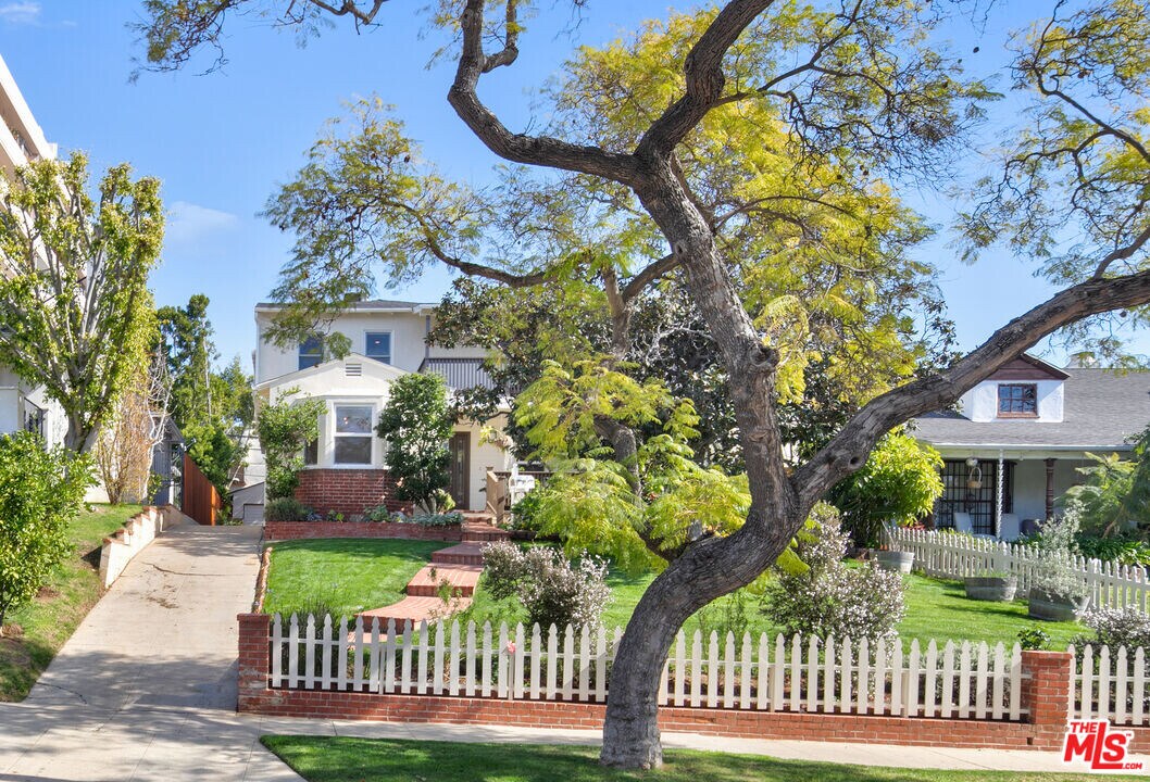 1342 Holmby Ave in Los Angeles, CA - Building Photo