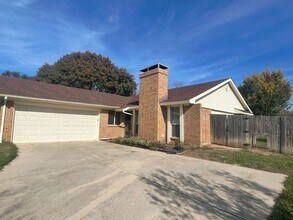 2201 Sage Ln in Bedford, TX - Building Photo - Building Photo