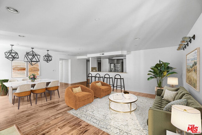 7249 Franklin Ave in Los Angeles, CA - Building Photo - Building Photo