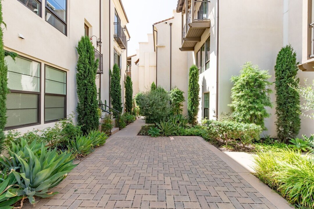 10736 Bloomfield St in Los Angeles, CA - Building Photo