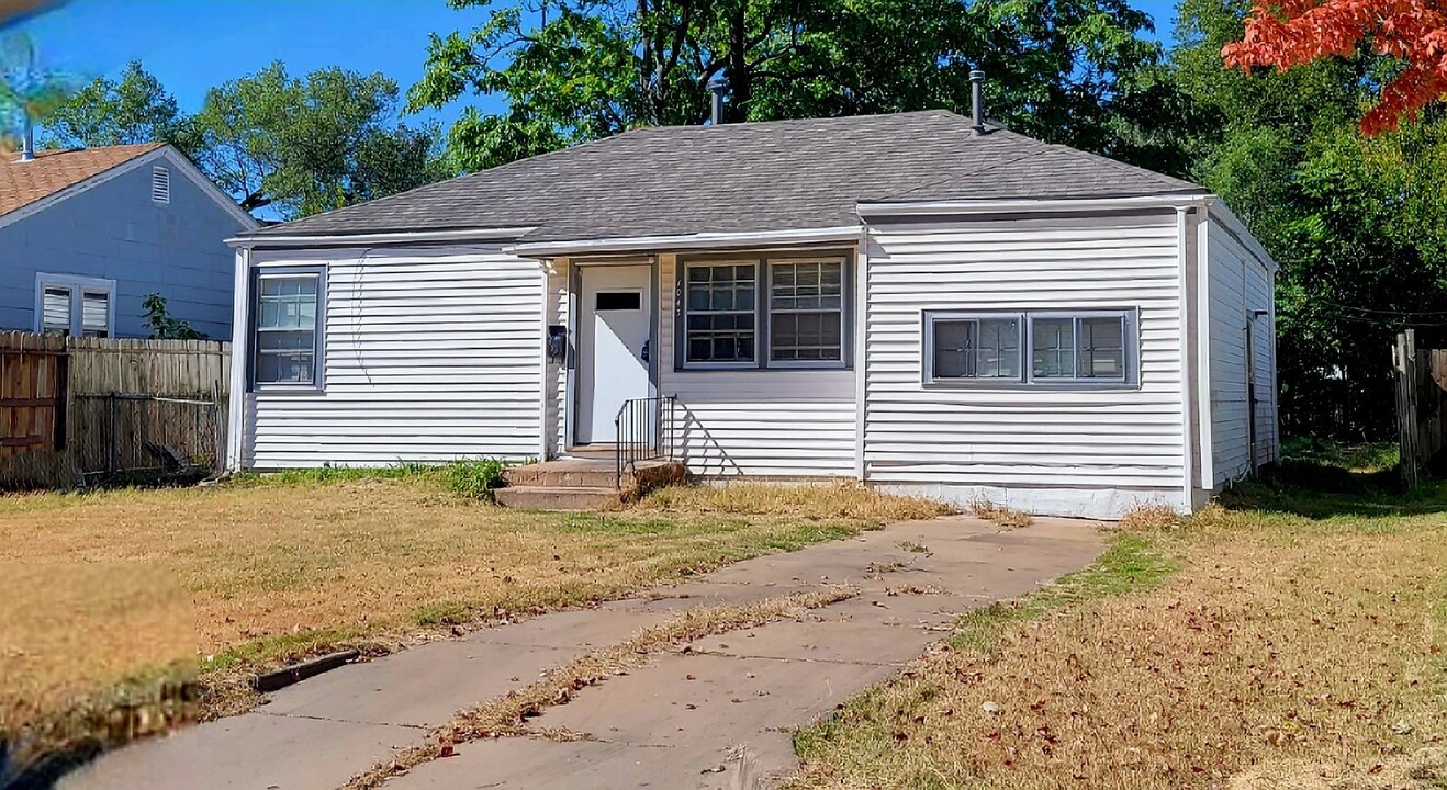 1043 S Richmond Ave in Wichita, KS - Building Photo