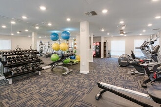 Mission Hills in Oceanside, CA - Foto de edificio - Building Photo