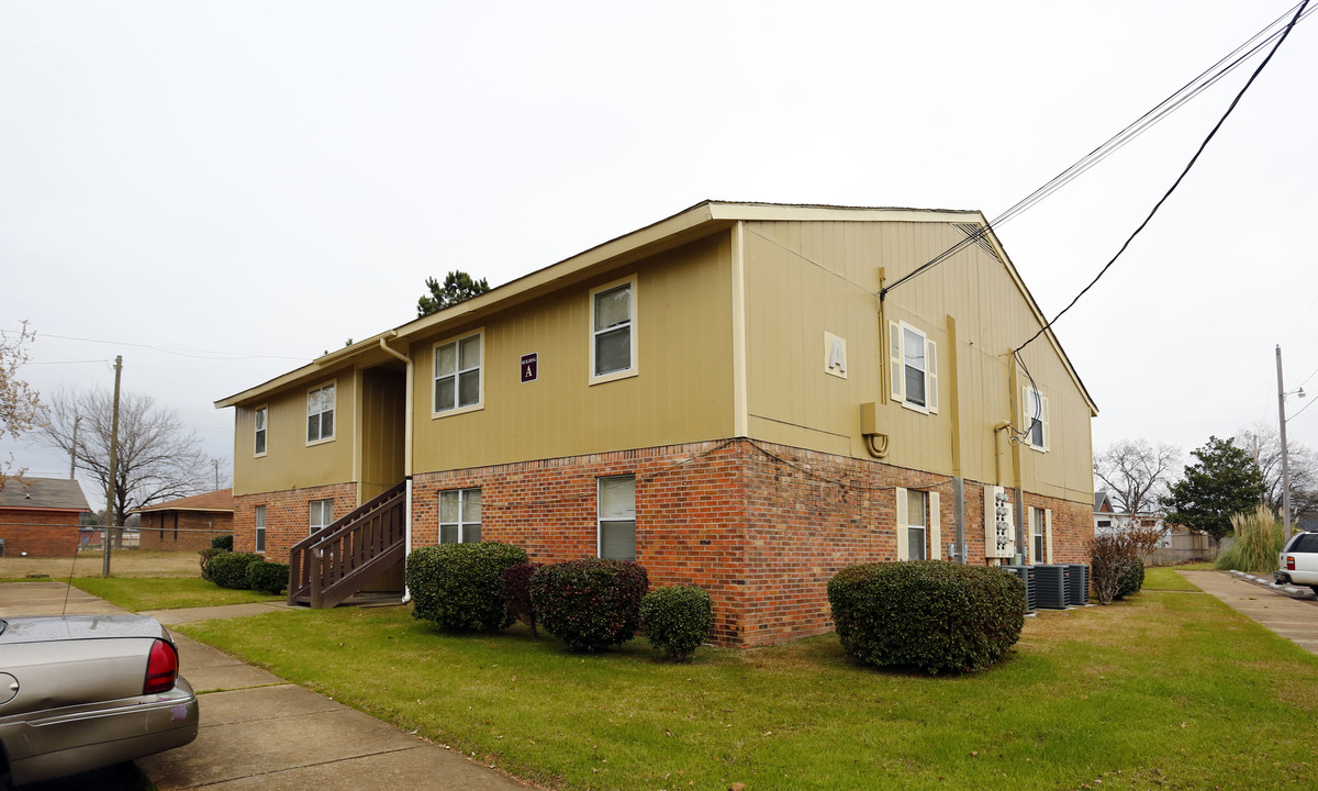 390 Ricks Dr in Canton, MS - Building Photo