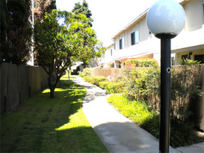 Cypress Garden in Lomita, CA - Foto de edificio - Building Photo