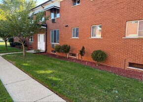 16461 E 10 Mile Rd, Unit 4B in Eastpointe, MI - Building Photo