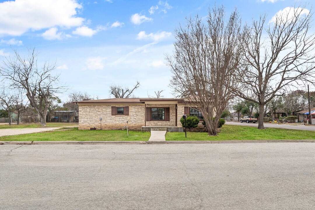 1307 11th St in Hondo, TX - Building Photo