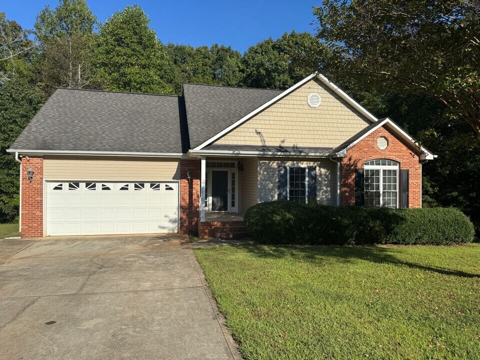 1283 Laurel Woods Dr in Gastonia, NC - Building Photo