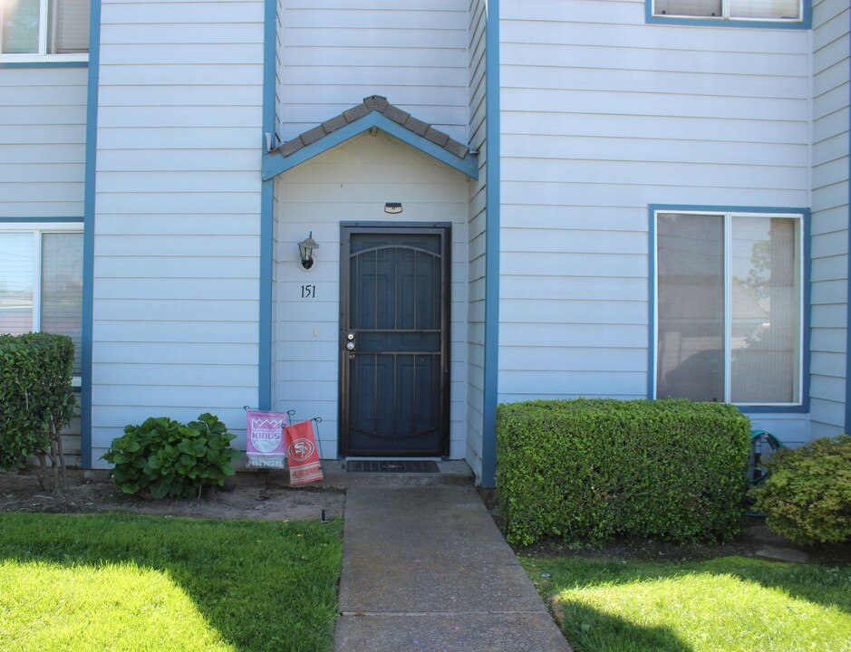 445 Almond Dr in Lodi, CA - Foto de edificio