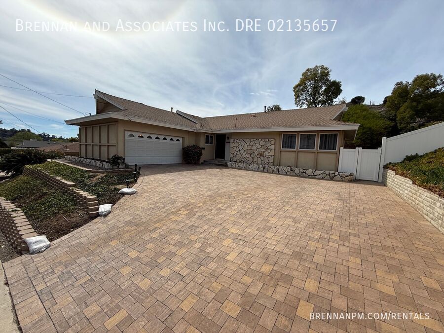 6220 Henderson Dr in La Mesa, CA - Building Photo