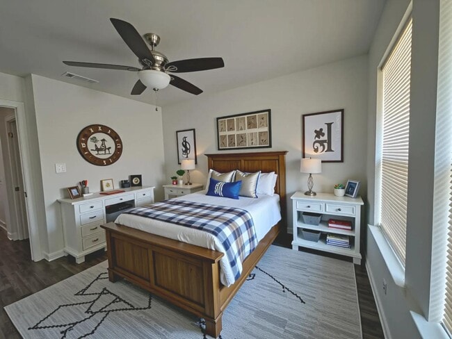 800 Sycamore St in Commerce, TX - Foto de edificio - Building Photo