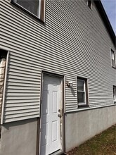 24 Lewis St in North Providence, RI - Foto de edificio - Building Photo