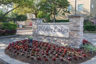 8817 Lakeshore Bend Dr in Houston, TX - Building Photo - Building Photo