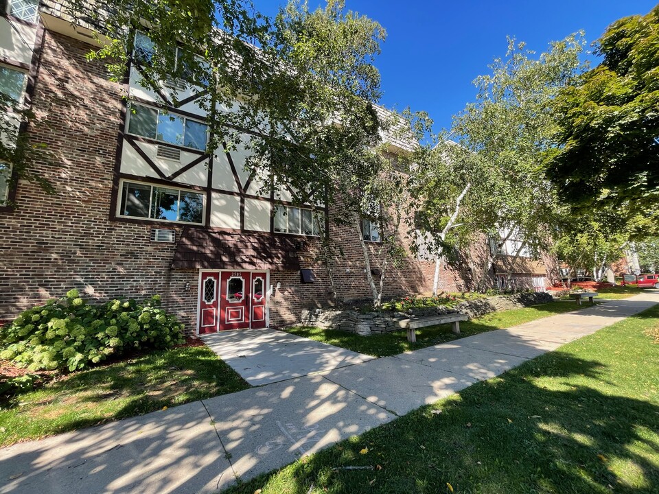 Birch Tree Court in Milwaukee, WI - Building Photo