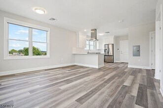 246 Main St in Chatham Township, NJ - Foto de edificio - Building Photo