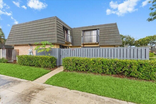 2704 27th Way in West Palm Beach, FL - Building Photo - Building Photo