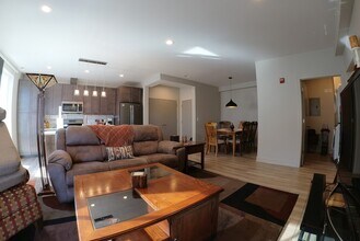 717 Rogers St, Unit 3C in Downers Grove, IL - Building Photo - Building Photo