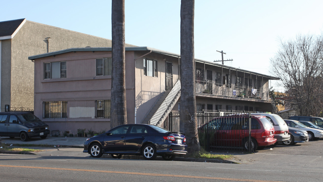 122 E Adams Blvd in Los Angeles, CA - Building Photo