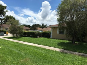 White Pines Apartment in West Palm Beach, FL - Building Photo - Building Photo