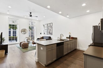 127 Carondelet St in New Orleans, LA - Foto de edificio - Building Photo