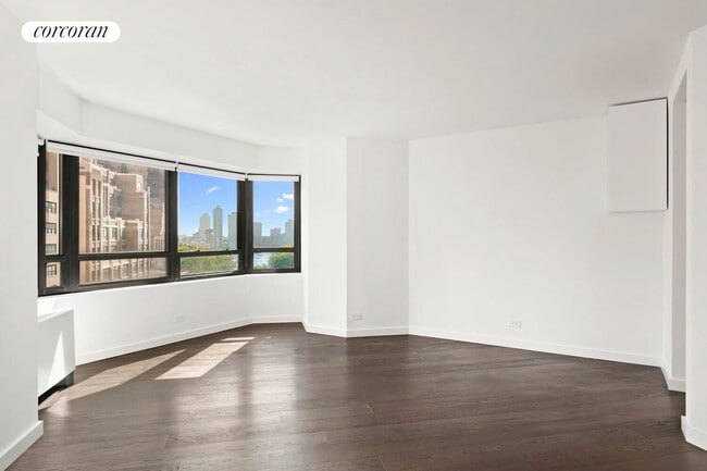 240 E 47th St in New York, NY - Building Photo - Building Photo