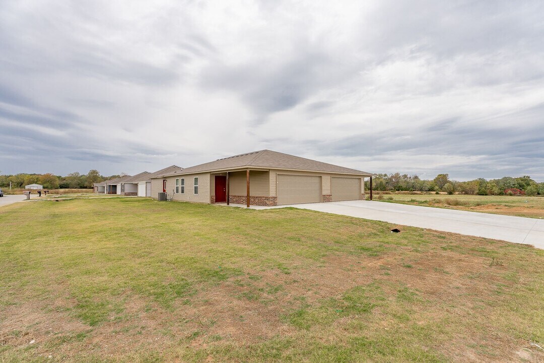 1259 Oak St in Lincoln, AR - Building Photo