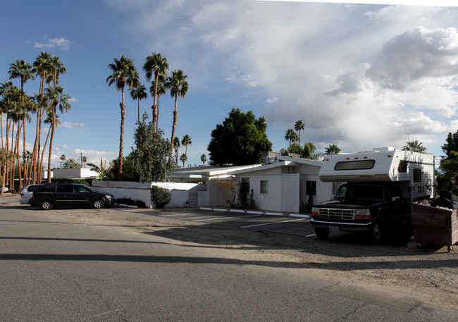 745 E San Lorenzo Rd in Palm Springs, CA - Building Photo - Building Photo