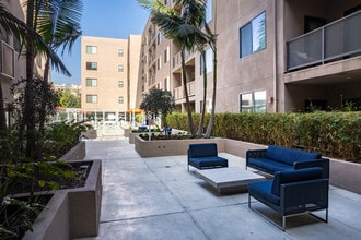 Wilshire Valencia in Los Angeles, CA - Foto de edificio - Building Photo