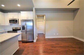 2051 S Florida Way in Fayetteville, AR - Foto de edificio - Building Photo
