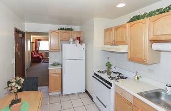 Hunt Club Aparments in Wheeling, IL - Building Photo - Interior Photo