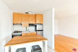 2033 Cloverfield Blvd in Santa Monica, CA - Building Photo - Building Photo