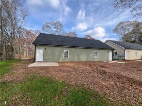 102 B Oak Ln in Liberty, SC - Building Photo - Building Photo