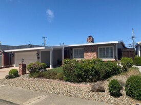 2981 Crestmoor Dr in San Bruno, CA - Building Photo
