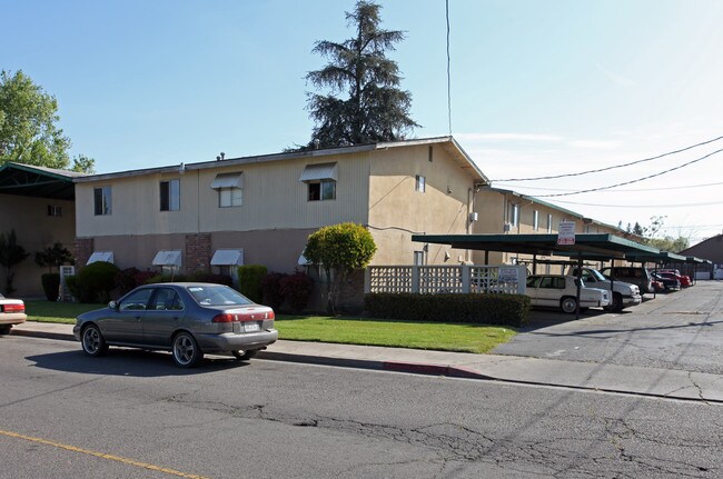 Pinetree Garden Apartments in Turlock, CA - Foto de edificio - Building Photo