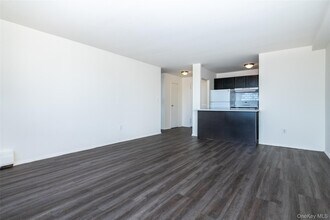7 Lake St in White Plains, NY - Building Photo - Building Photo