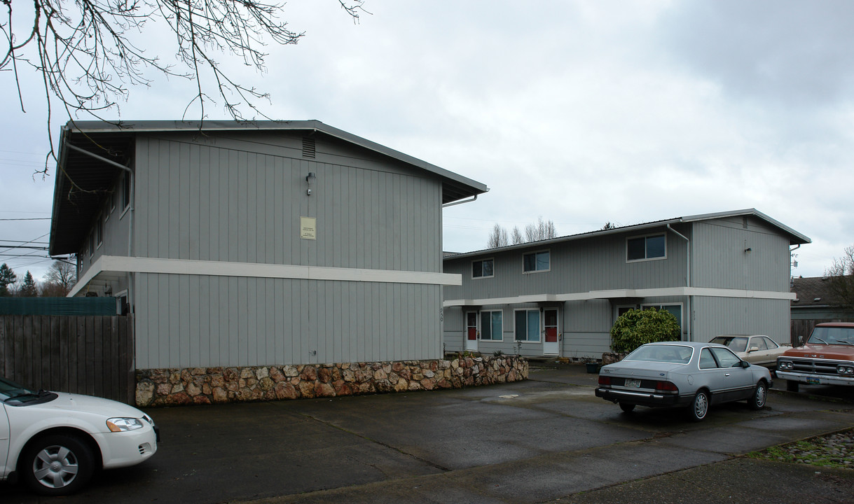 930-950 Juniper St in Junction City, OR - Building Photo