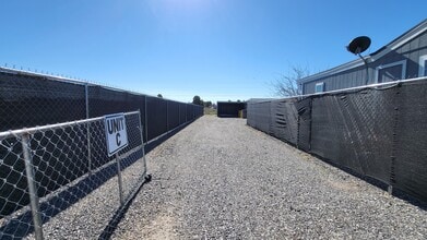 1611 E Gamebird Rd, Unit C in Pahrump, NV - Foto de edificio - Building Photo