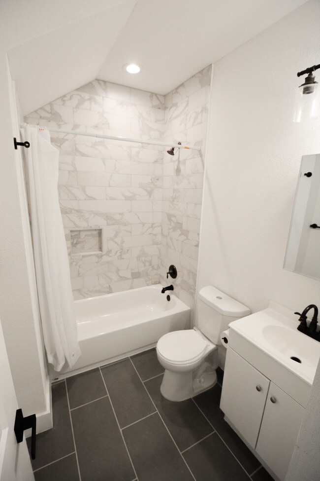 812 W Russell Pl, Unit 812 A in San Antonio, TX - Building Photo - Building Photo
