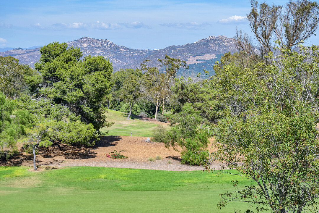 12132 Royal Birkdale Row in San Diego, CA - Foto de edificio