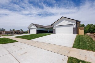 9278 E Chris St in Bel Aire, KS - Building Photo