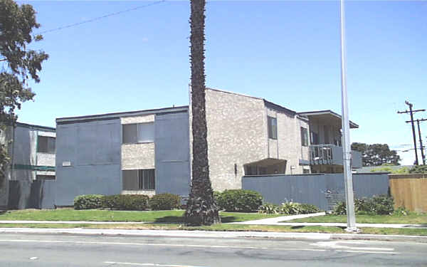 551 W Channel Islands Blvd in Oxnard, CA - Building Photo - Building Photo