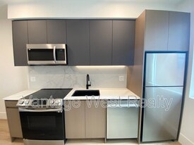 720-720 K. L. O. Rd in Kelowna, BC - Building Photo