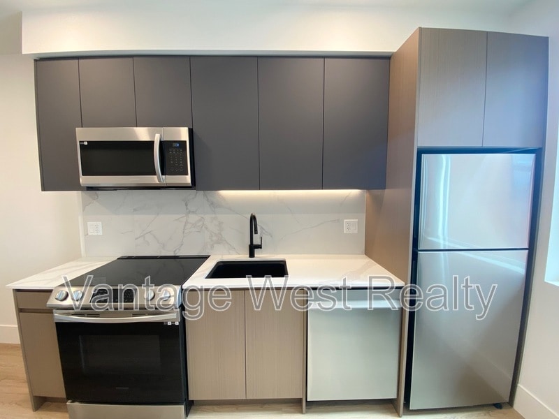 720-720 K. L. O. Rd in Kelowna, BC - Foto de edificio