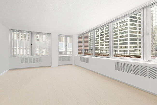 130 Water St in New York, NY - Building Photo - Building Photo